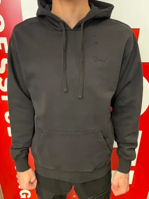קפוצ׳ון DIESEL שחור עם לוגו קדמי והדפס אחורי